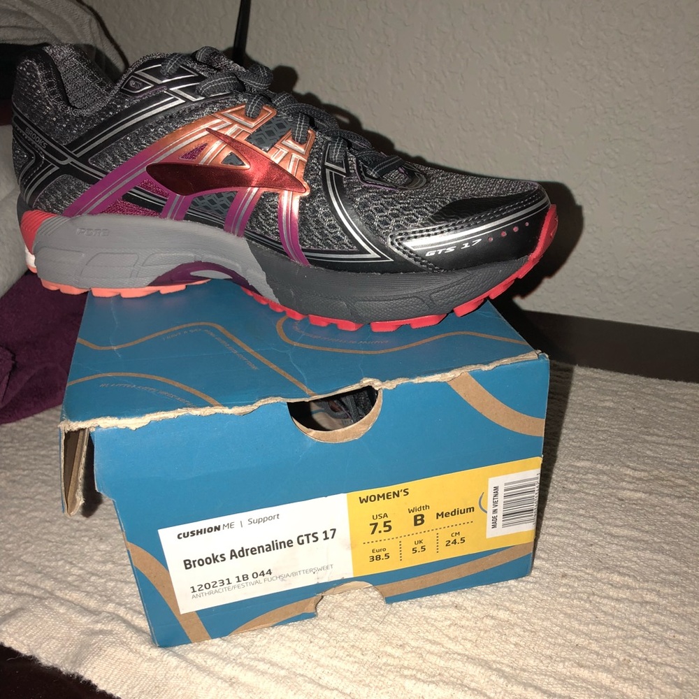 BROOKS ADRENALINE GTS 17 NEVER BEEN WORN